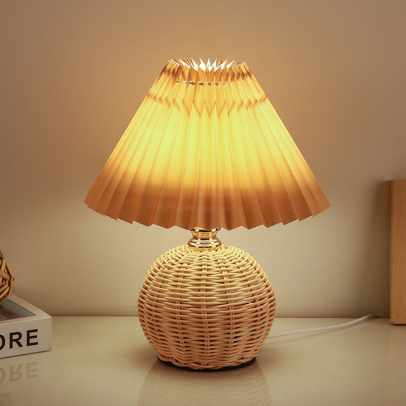 Nordische Rattan-Faltenstoff konische LED-Tischlampe 1-Flammig