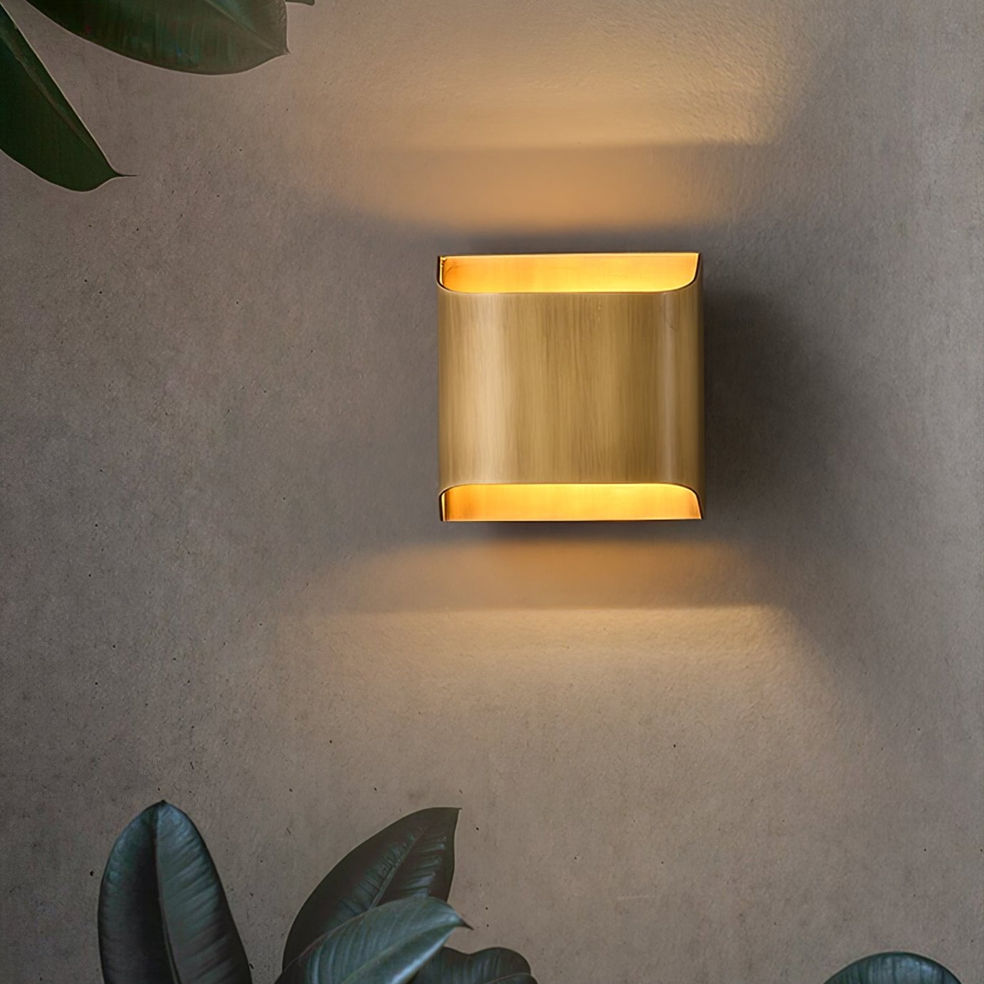 Applique da parete moderna curva in ottone con LED a 1 luce