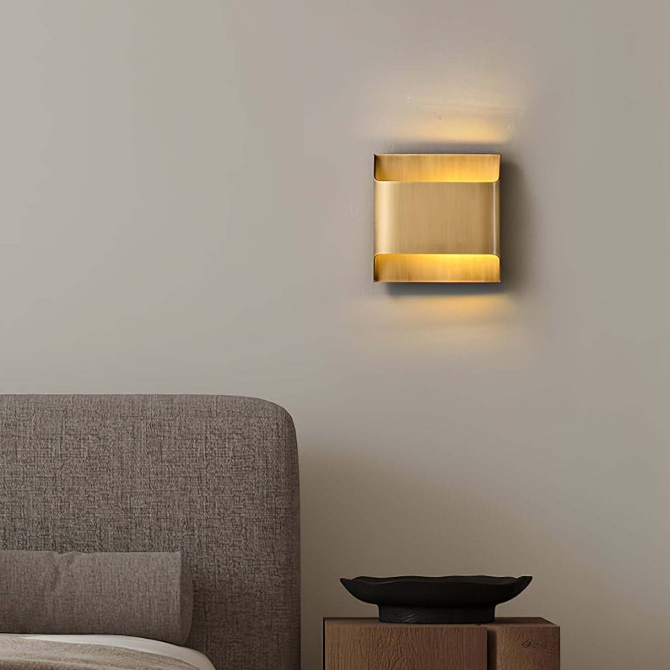 Applique da parete moderna curva in ottone con LED a 1 luce