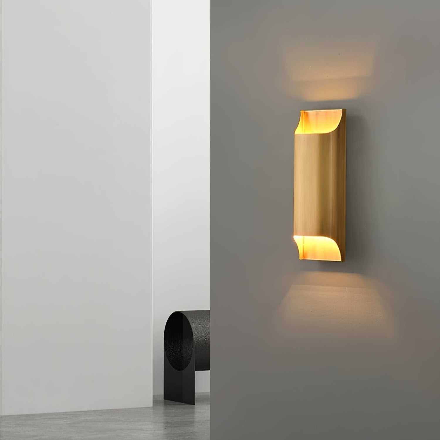 Applique da parete moderna curva in ottone con LED a 1 luce