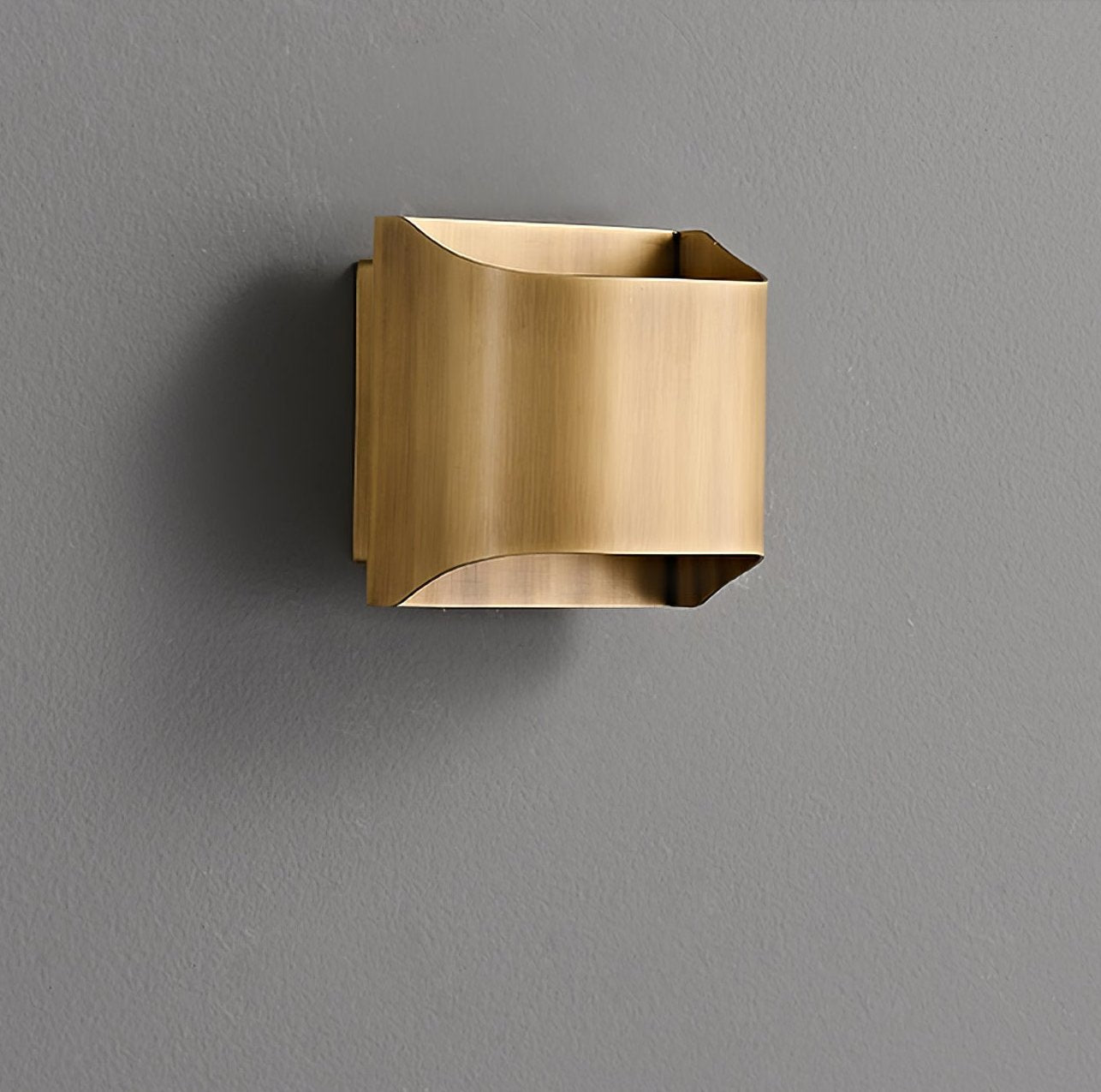 Applique da parete moderna curva in ottone con LED a 1 luce