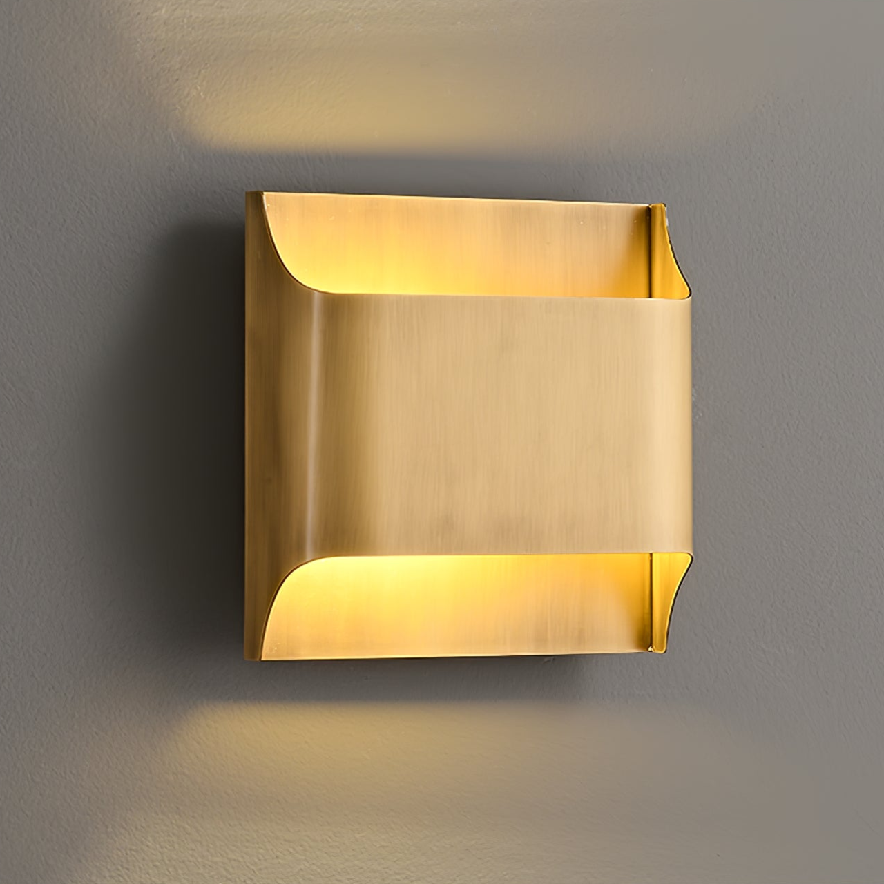 Applique da parete moderna curva in ottone con LED a 1 luce