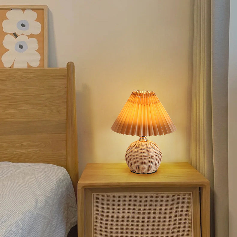 Nordische Rattan-Faltenstoff konische LED-Tischlampe 1-Flammig