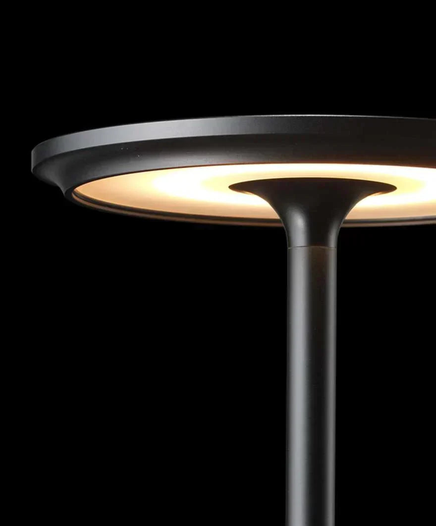 Lámpara de mesa moderna recargable LED de cono de latón de 1 luz