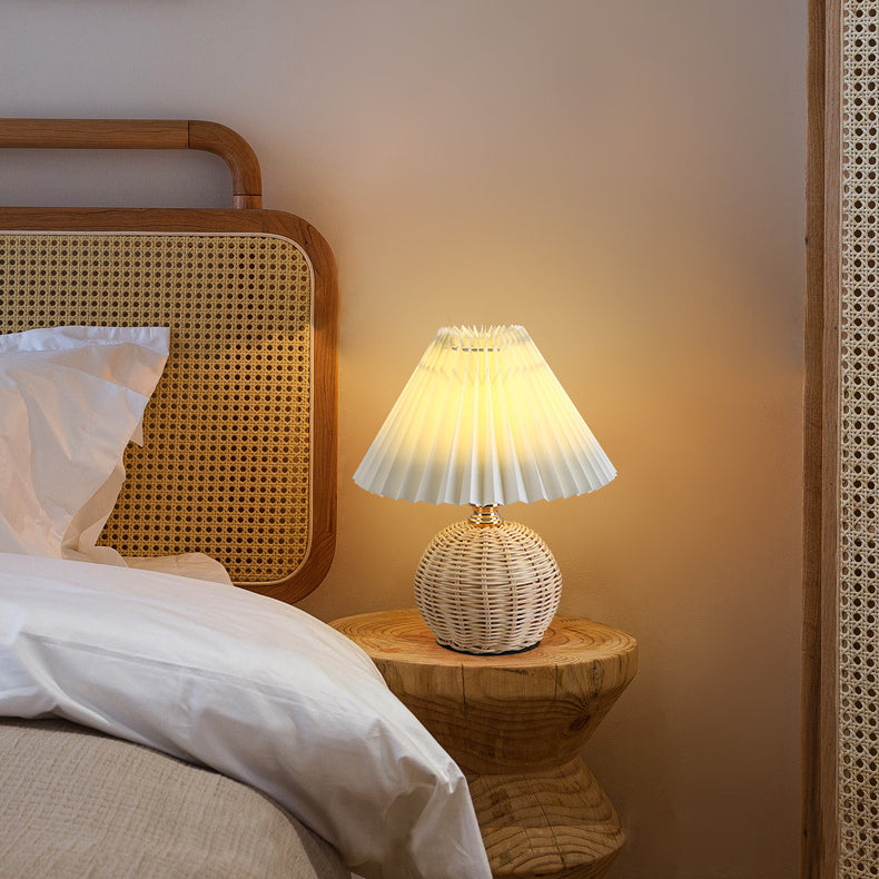 Nordische Rattan-Faltenstoff konische LED-Tischlampe 1-Flammig