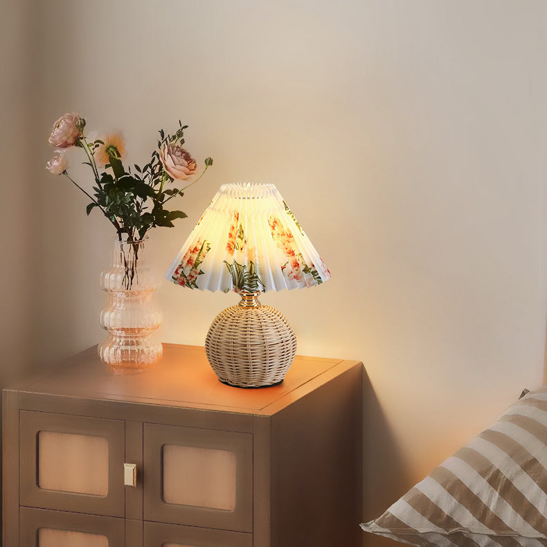 Nordische Rattan-Faltenstoff konische LED-Tischlampe 1-Flammig
