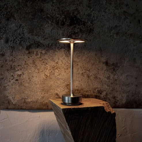 Lámpara de mesa moderna recargable LED de cono de latón de 1 luz