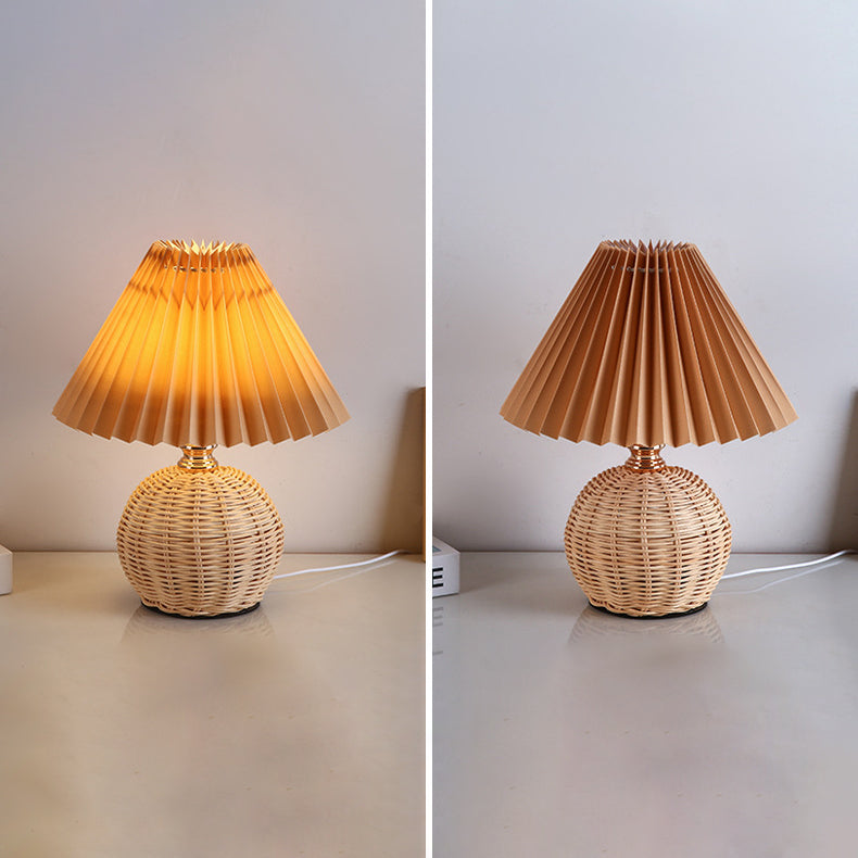 Nordische Rattan-Faltenstoff konische LED-Tischlampe 1-Flammig