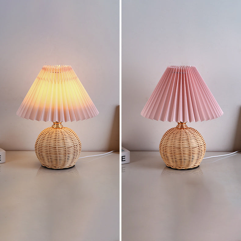 Nordische Rattan-Faltenstoff konische LED-Tischlampe 1-Flammig