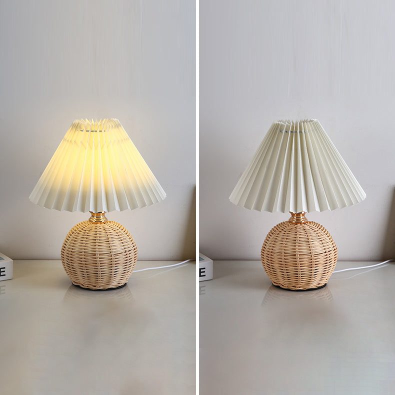 Nordische Rattan-Faltenstoff konische LED-Tischlampe 1-Flammig