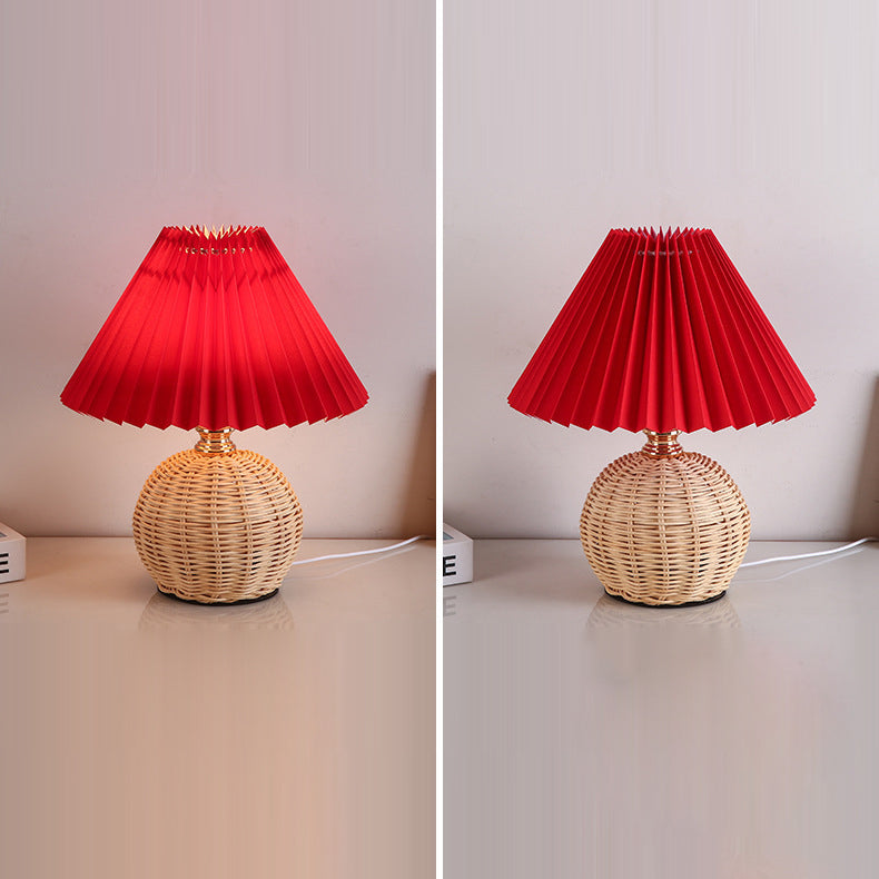 Nordische Rattan-Faltenstoff konische LED-Tischlampe 1-Flammig