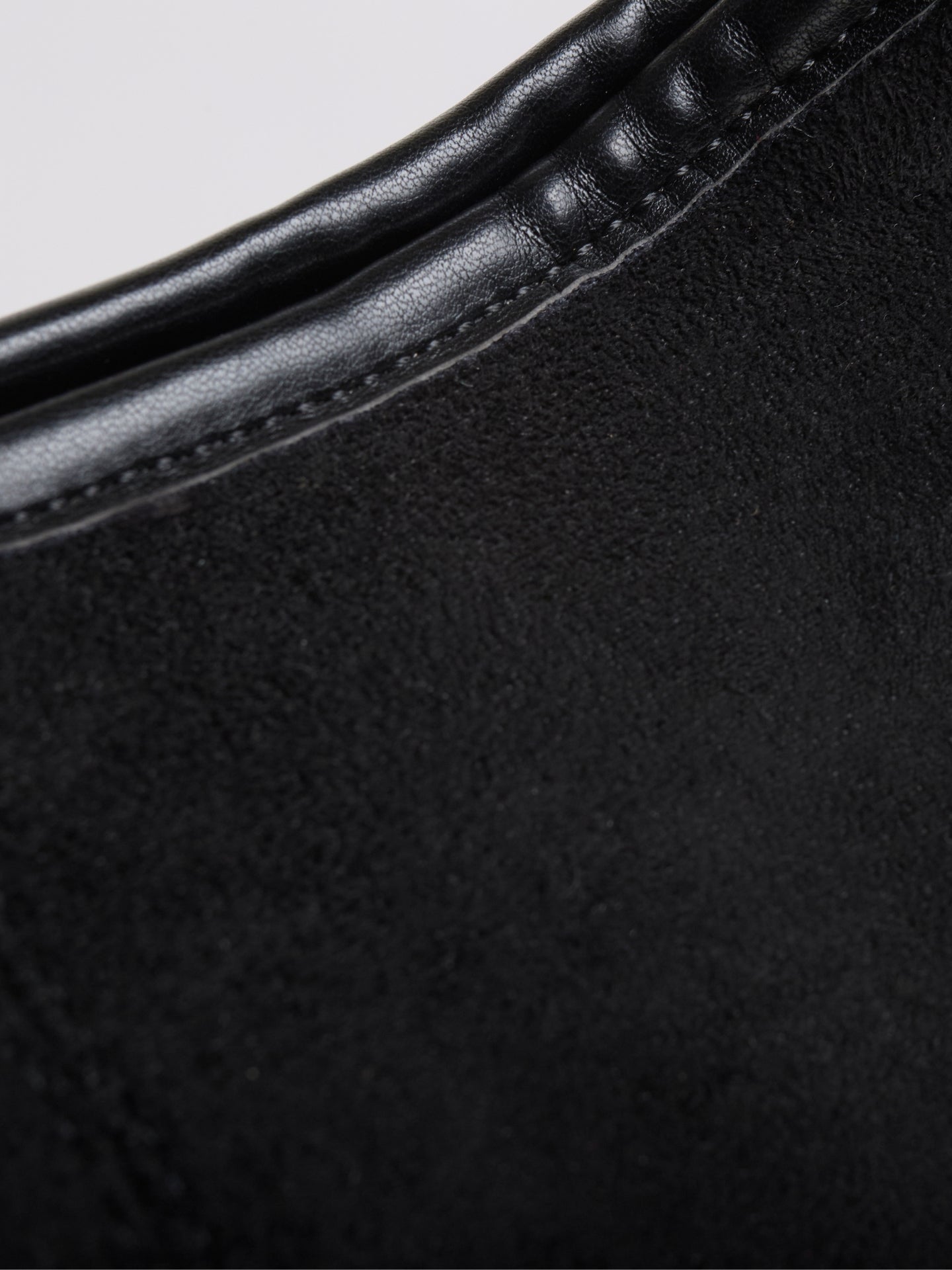 HÅNDTASKE | RUSKIND HOBO-TASKE MED MINIMALISTISK DESIGN OG ENKELT REM