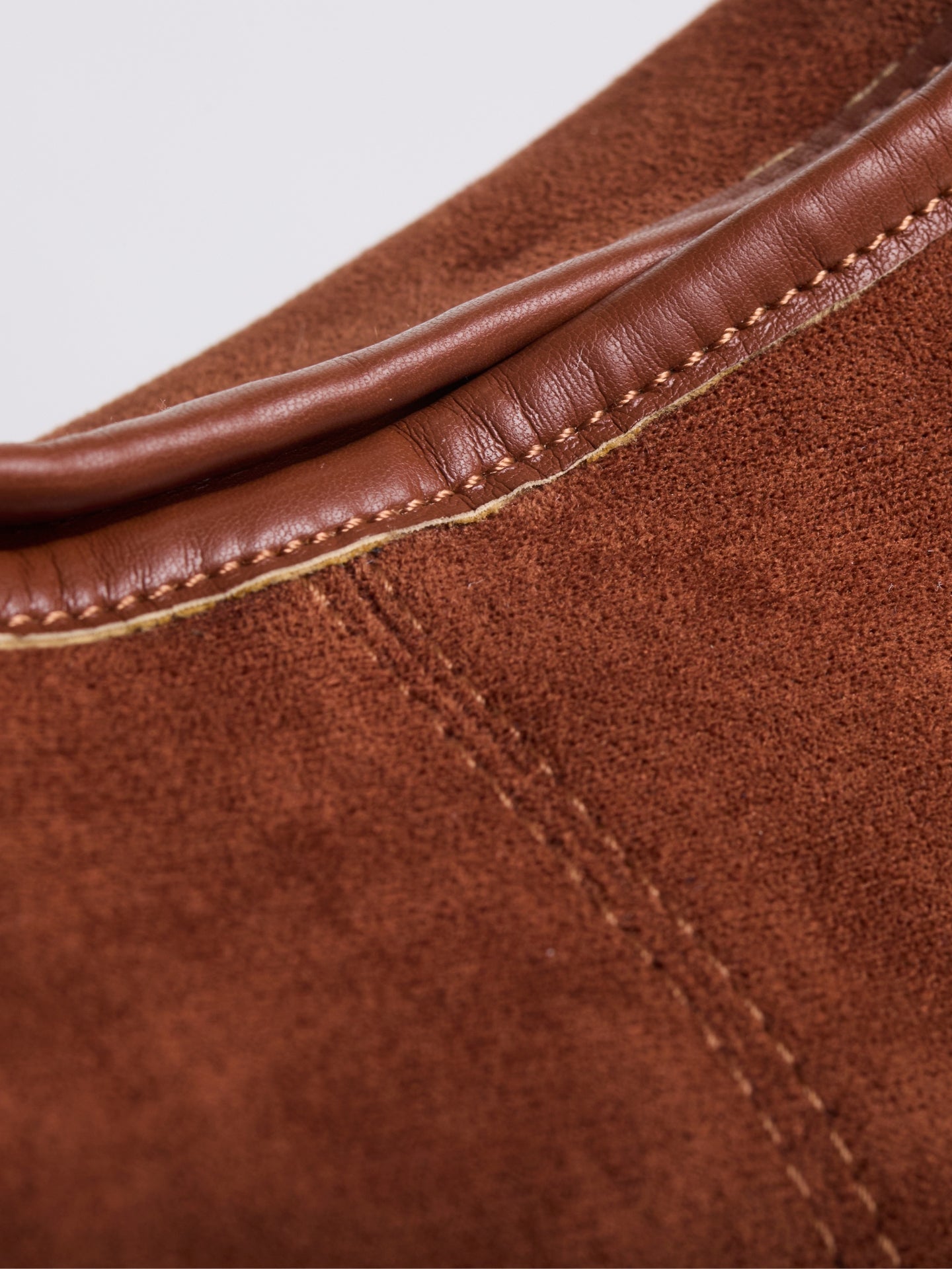 HÅNDTASKE | RUSKIND HOBO-TASKE MED MINIMALISTISK DESIGN OG ENKELT REM