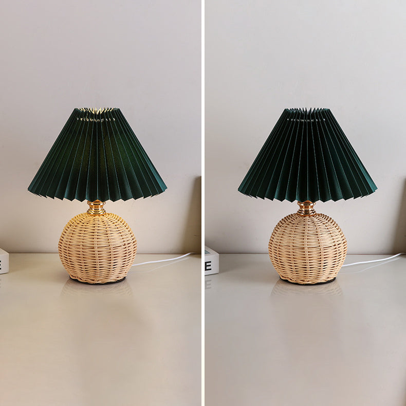 Nordische Rattan-Faltenstoff konische LED-Tischlampe 1-Flammig