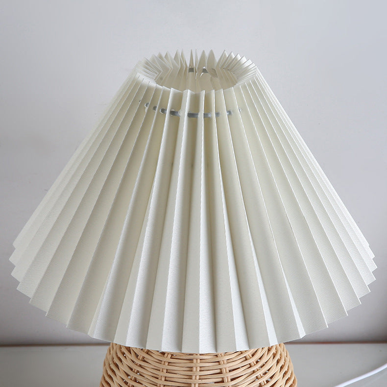 Nordische Rattan-Faltenstoff konische LED-Tischlampe 1-Flammig