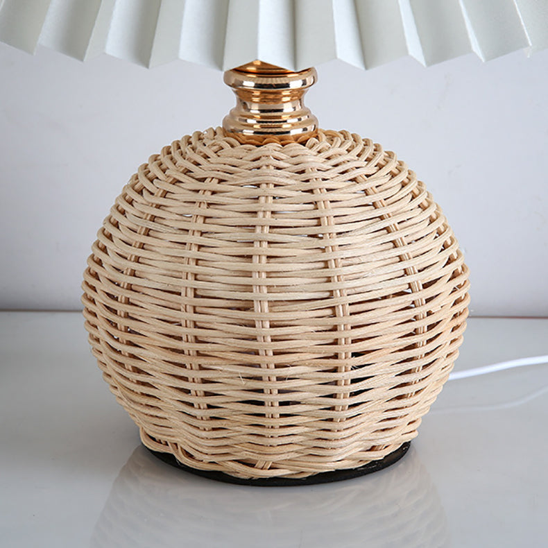 Nordische Rattan-Faltenstoff konische LED-Tischlampe 1-Flammig