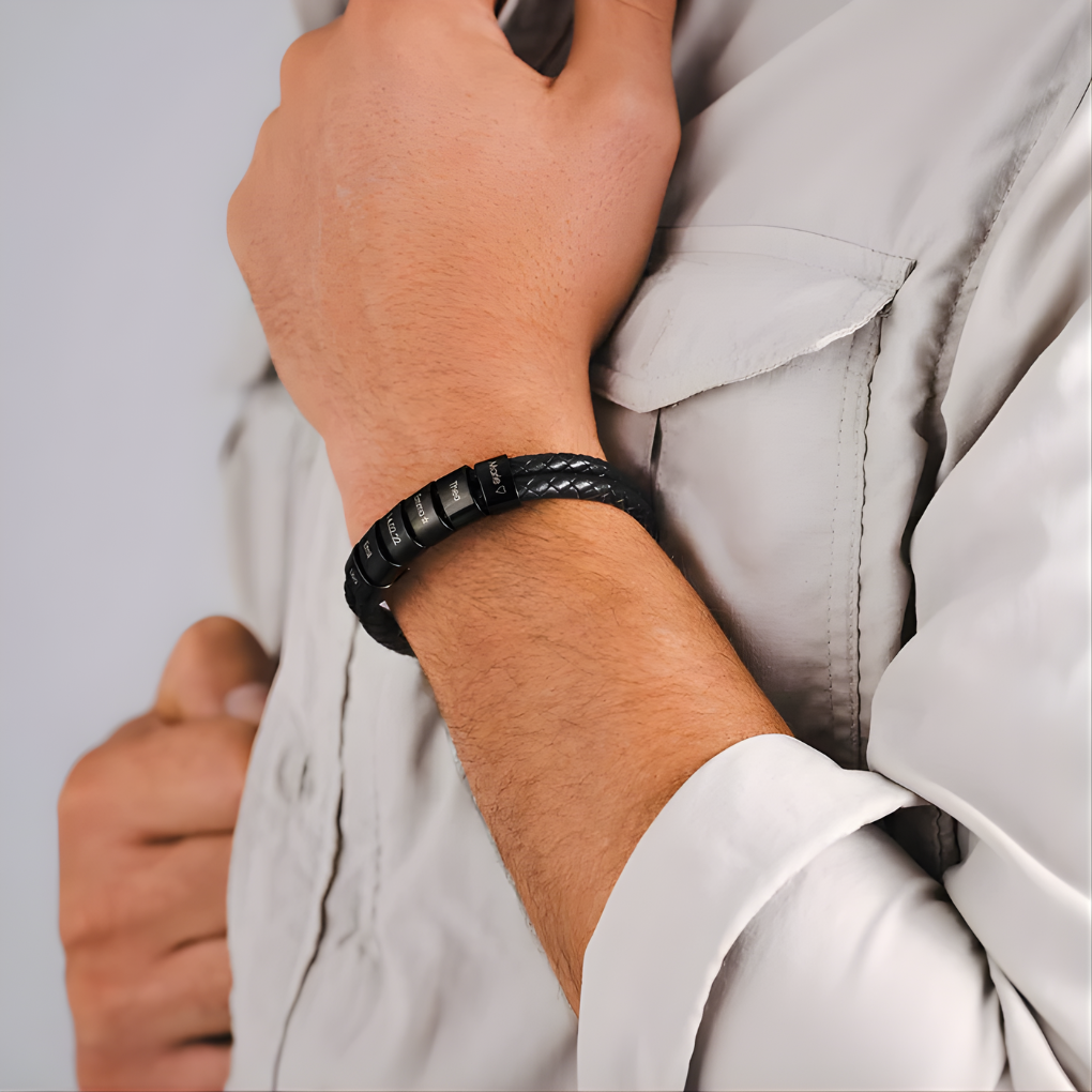 Pulsera Negra para Hombre con Cuentas Grabadas