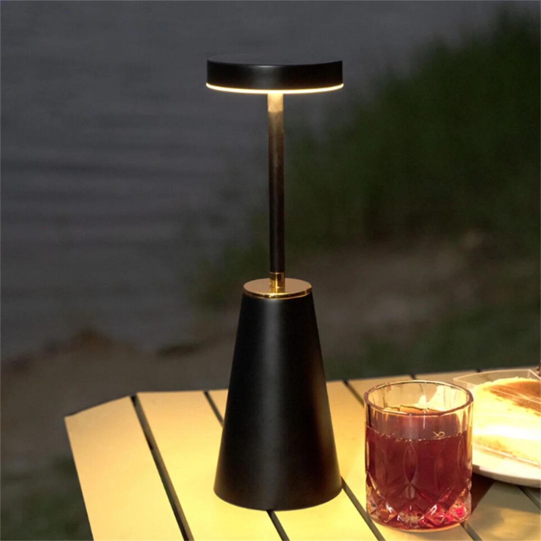 Lampada da tavolo moderna ricaricabile LED in ferro a cono 1 luce