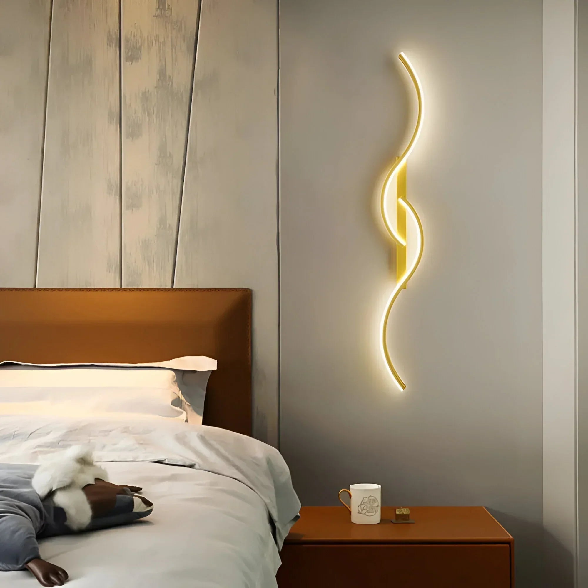 WaveGlow – Elegante lampada da parete curva