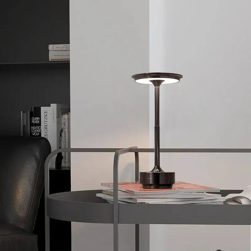 Lámpara de mesa moderna recargable LED de cono de latón de 1 luz