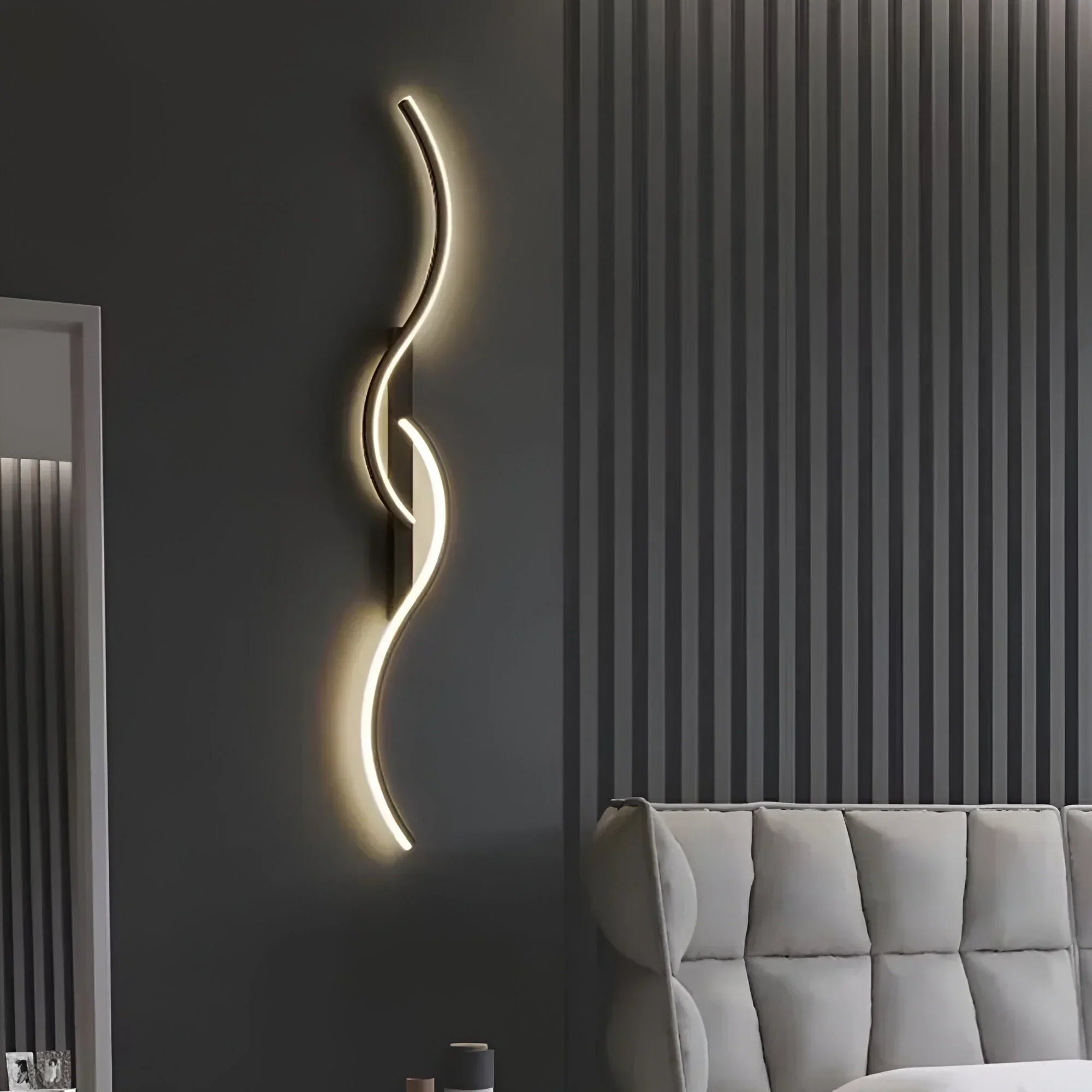 WaveGlow – Elegante lampada da parete curva