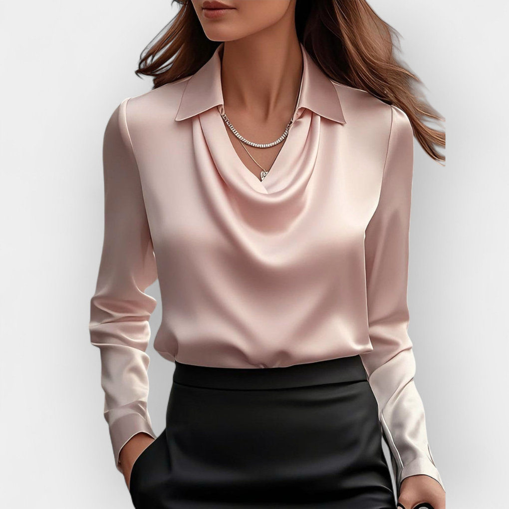 Elegant satinbluse med vandfaldskrave