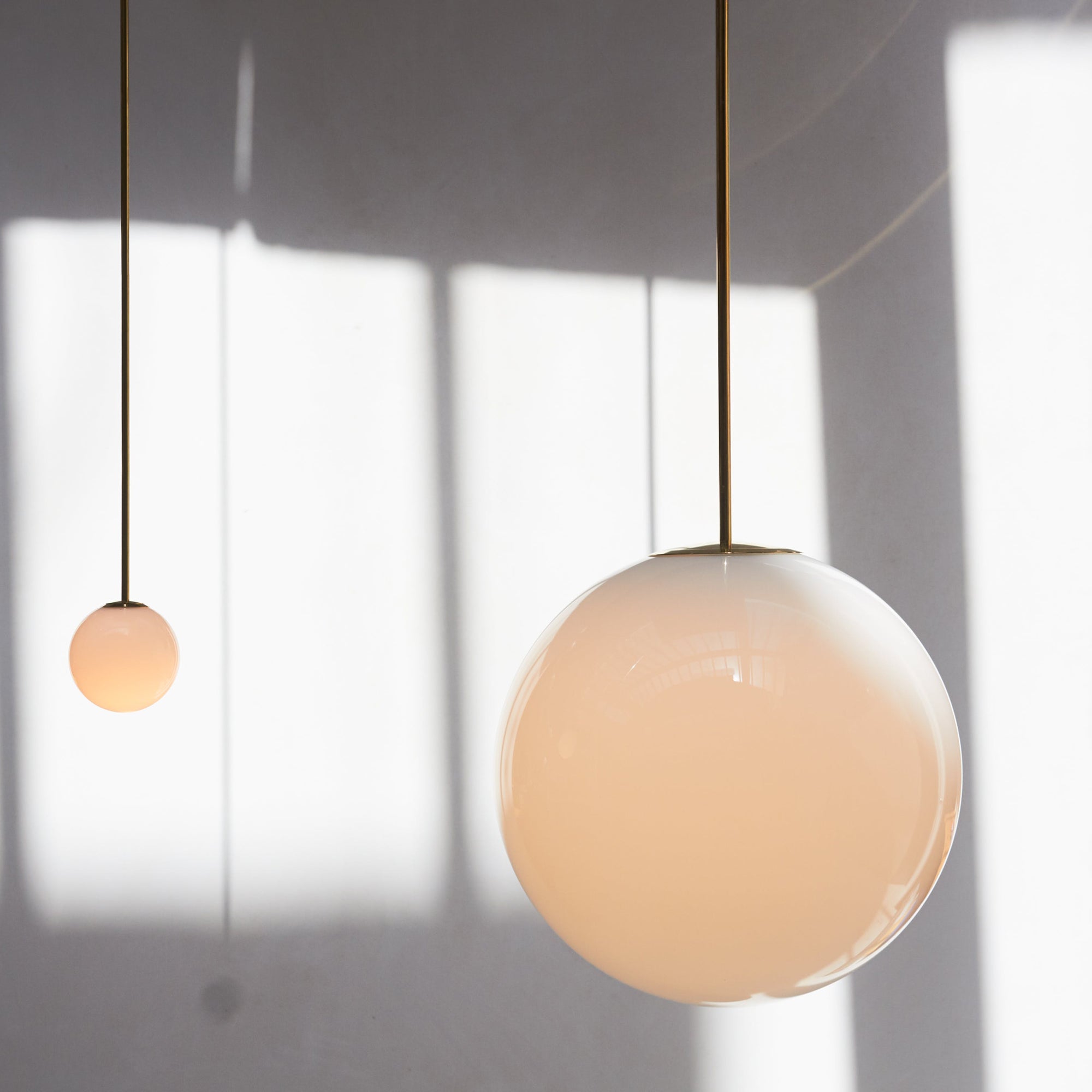 Lámpara colgante minimalista de globo de vidrio y latón 1 luz