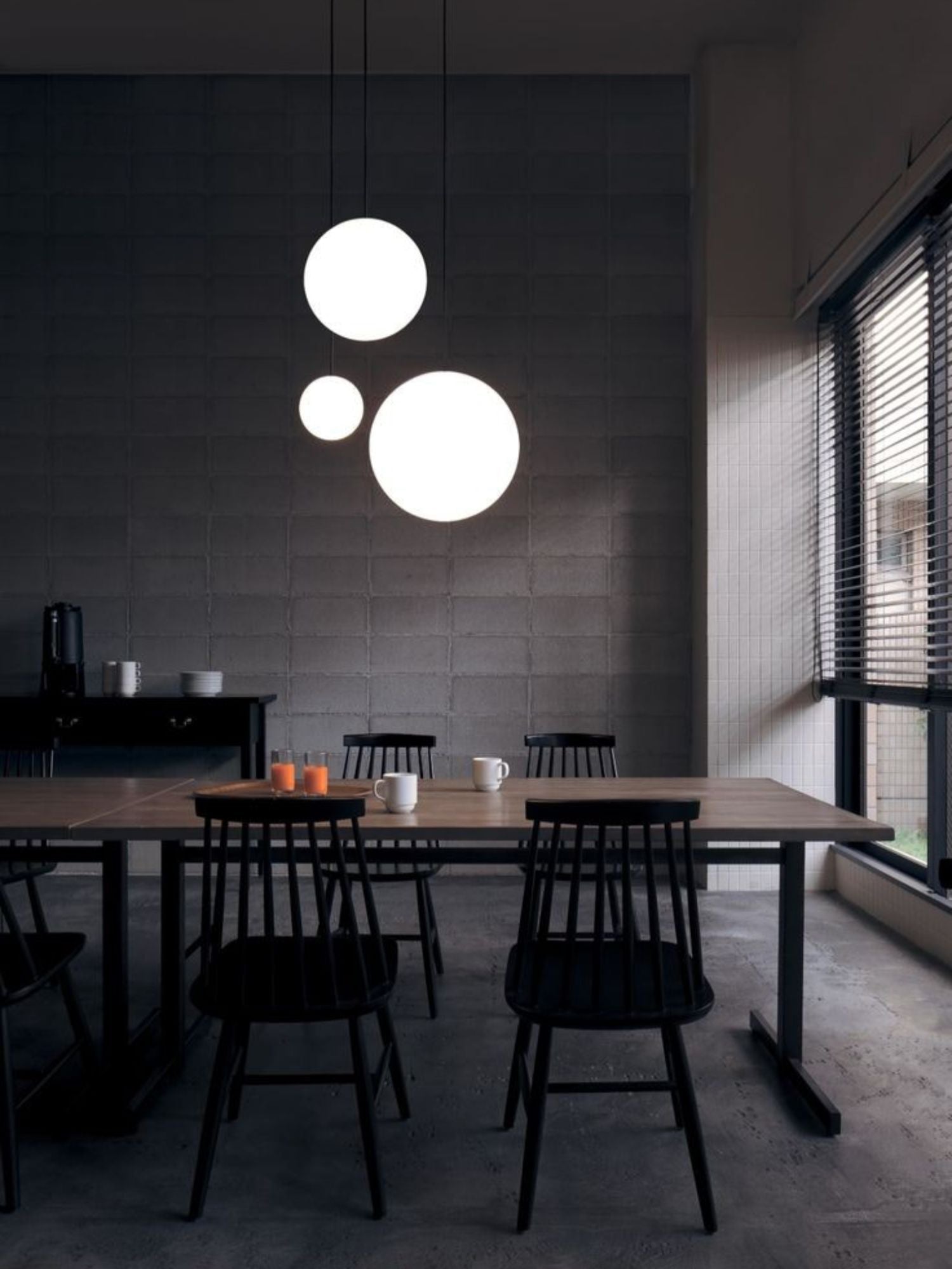 Lámpara colgante minimalista de globo de vidrio y latón 1 luz