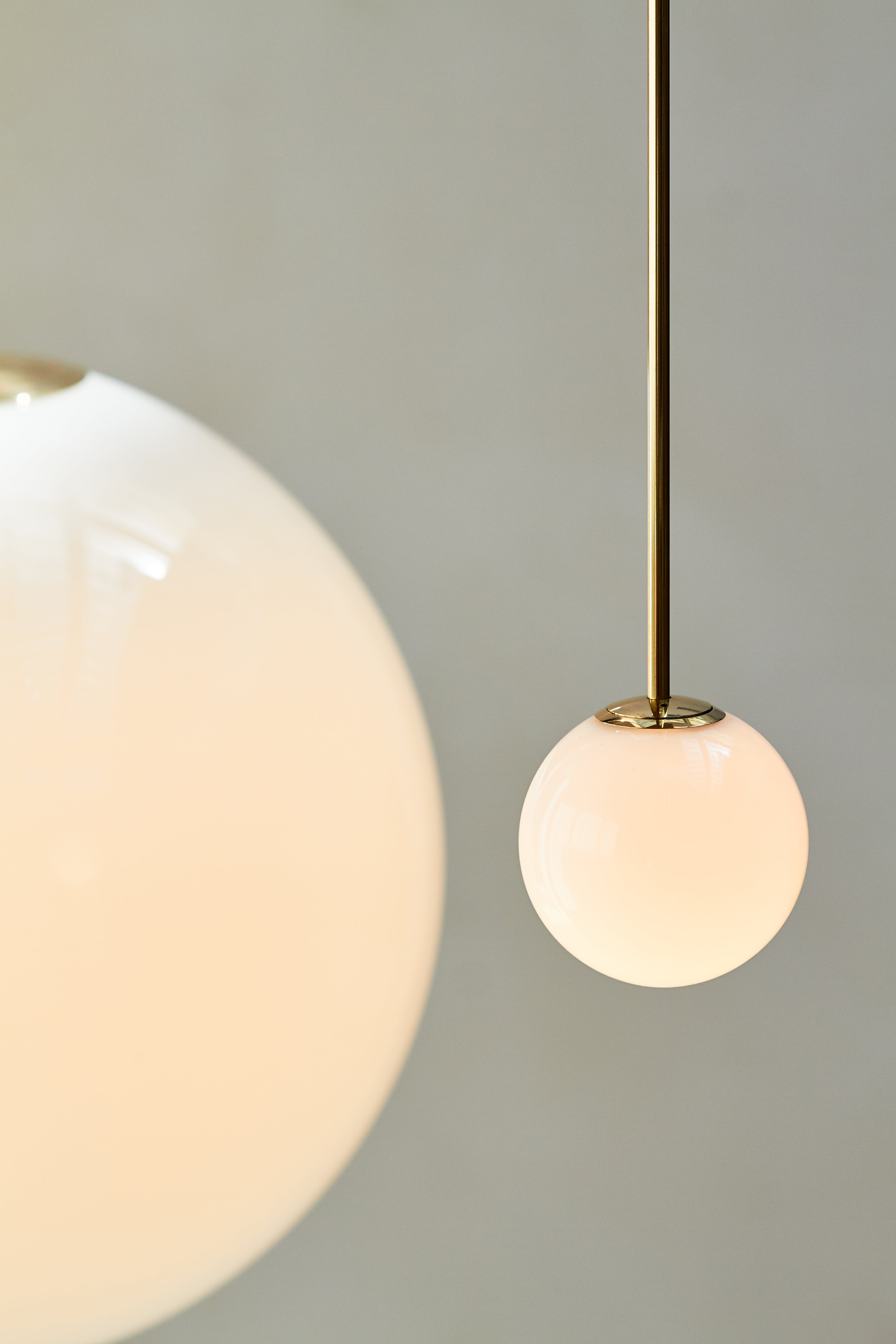 Lámpara colgante minimalista de globo de vidrio y latón 1 luz