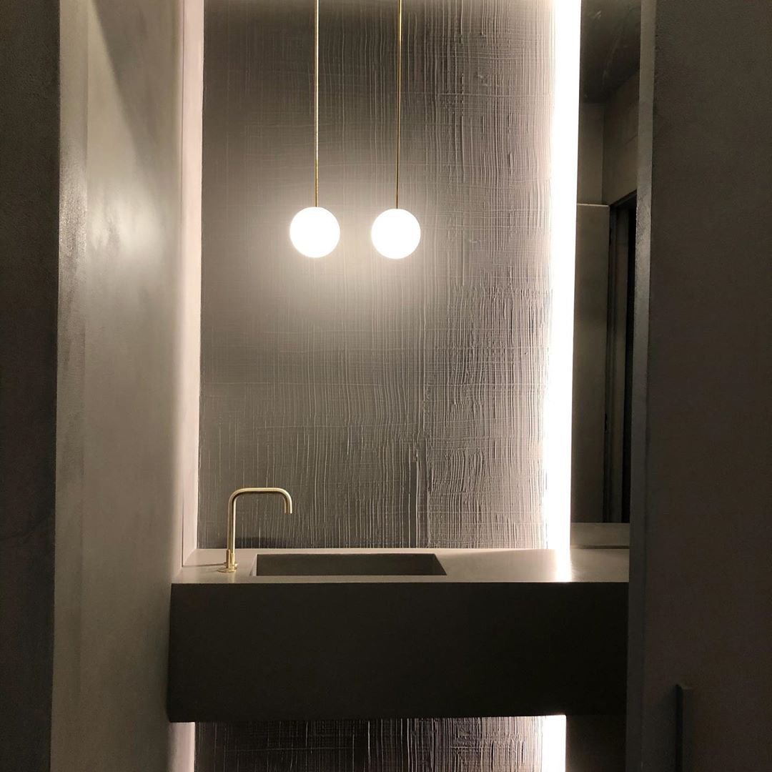 Lámpara colgante minimalista de globo de vidrio y latón 1 luz