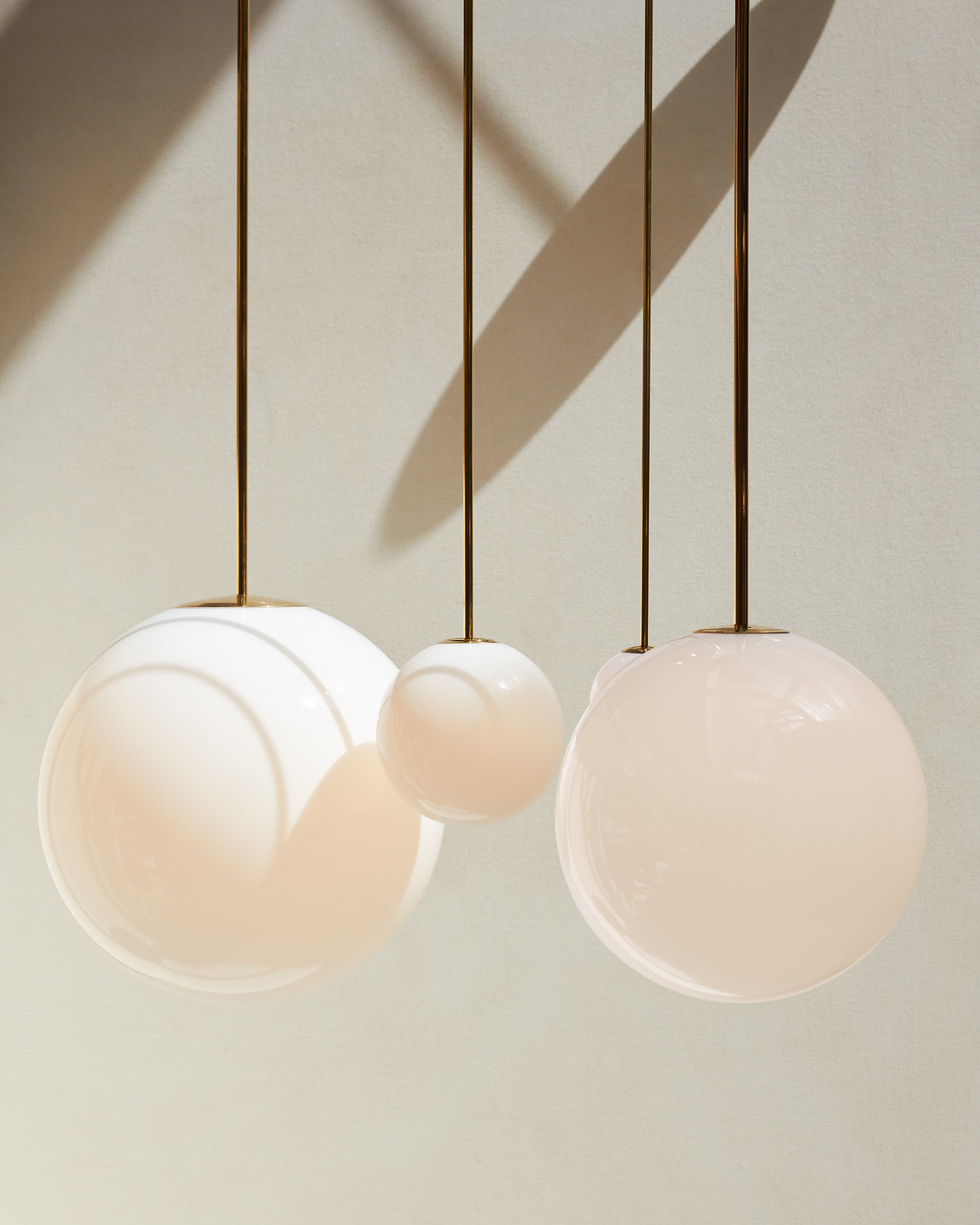 Lámpara colgante minimalista de globo de vidrio y latón 1 luz