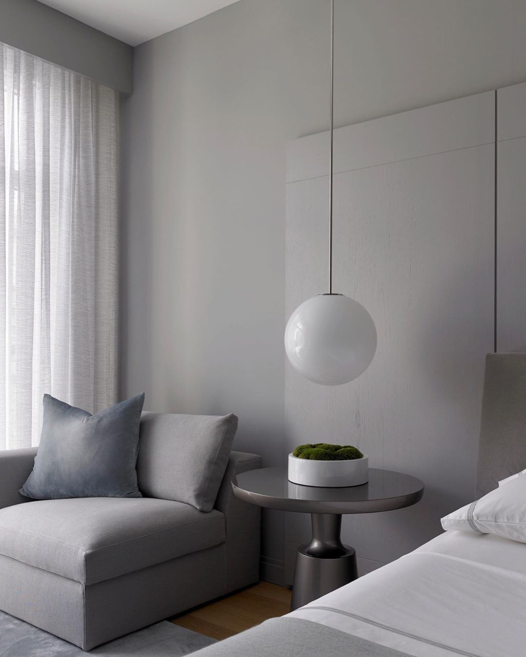 Lámpara colgante minimalista de globo de vidrio y latón 1 luz