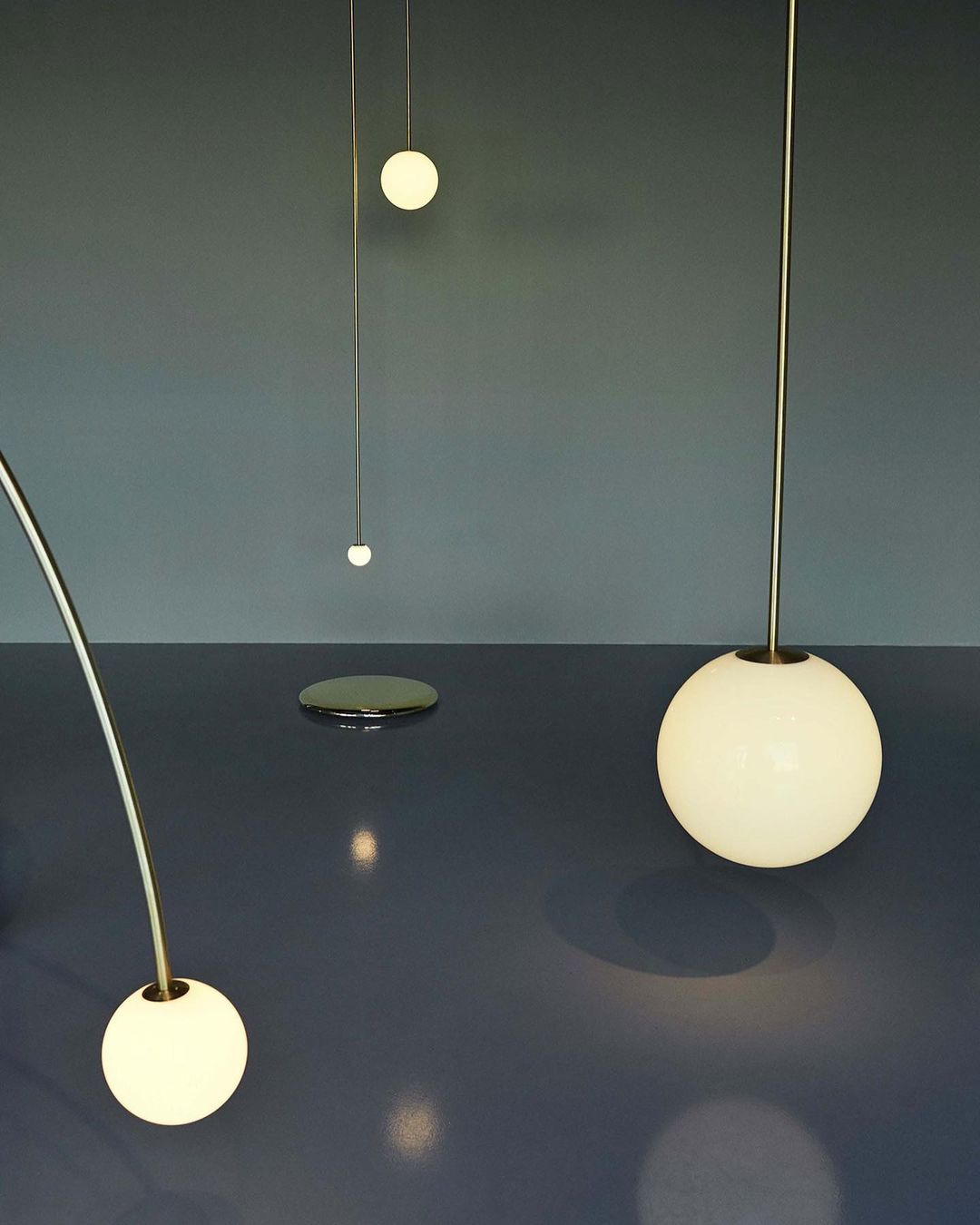 Lámpara colgante minimalista de globo de vidrio y latón 1 luz