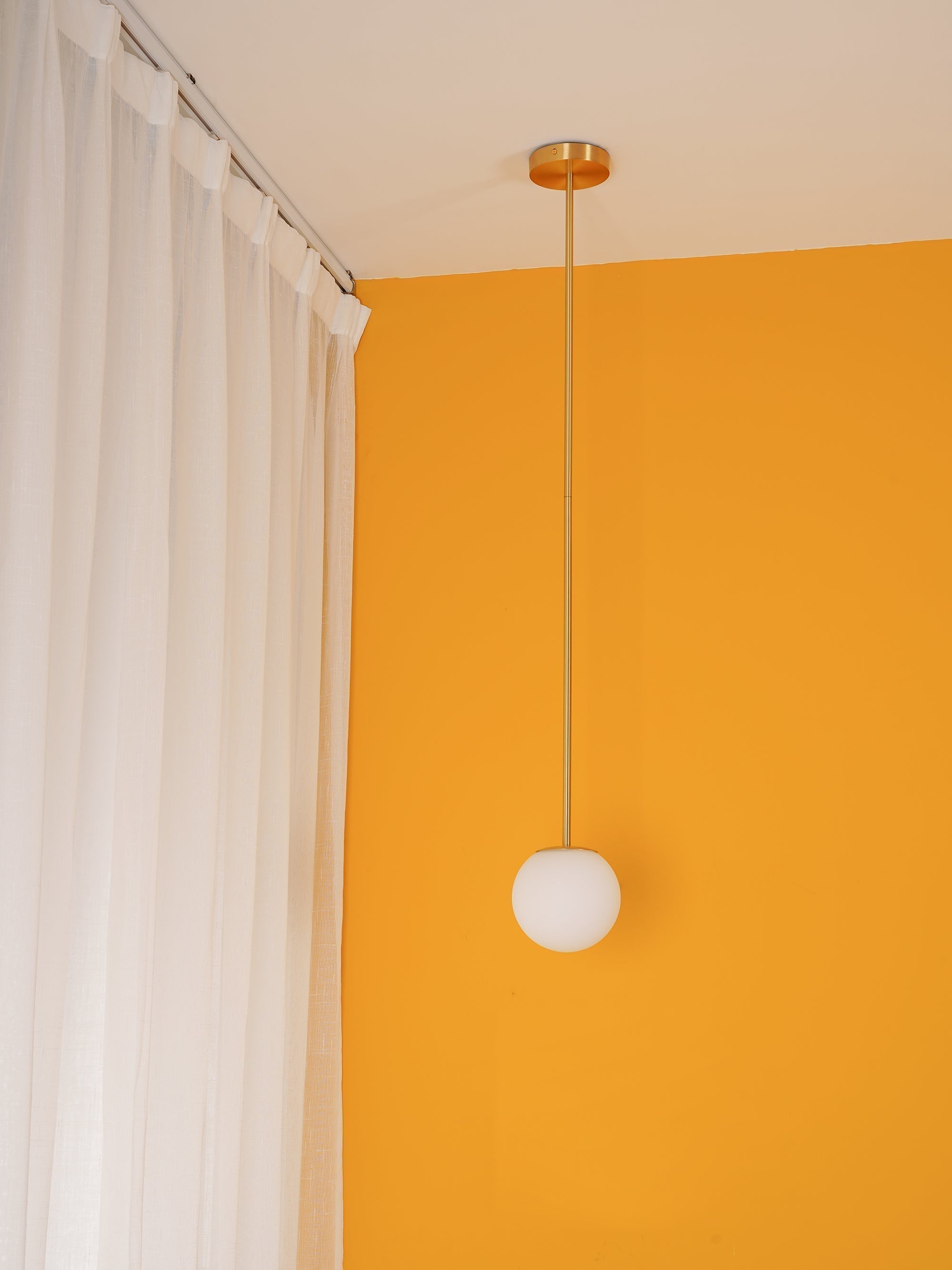 Lámpara colgante minimalista de globo de vidrio y latón 1 luz