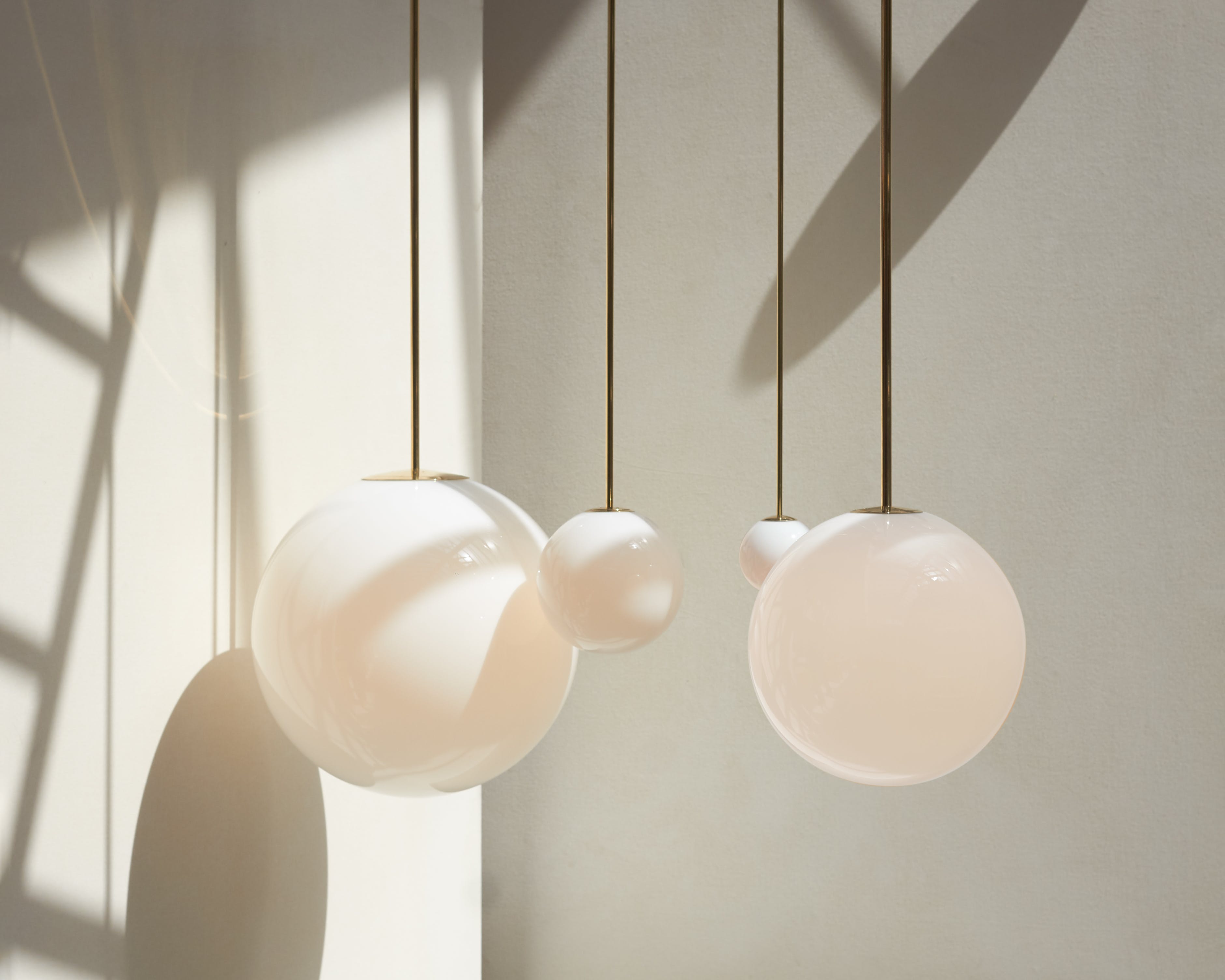 Lámpara colgante minimalista de globo de vidrio y latón 1 luz