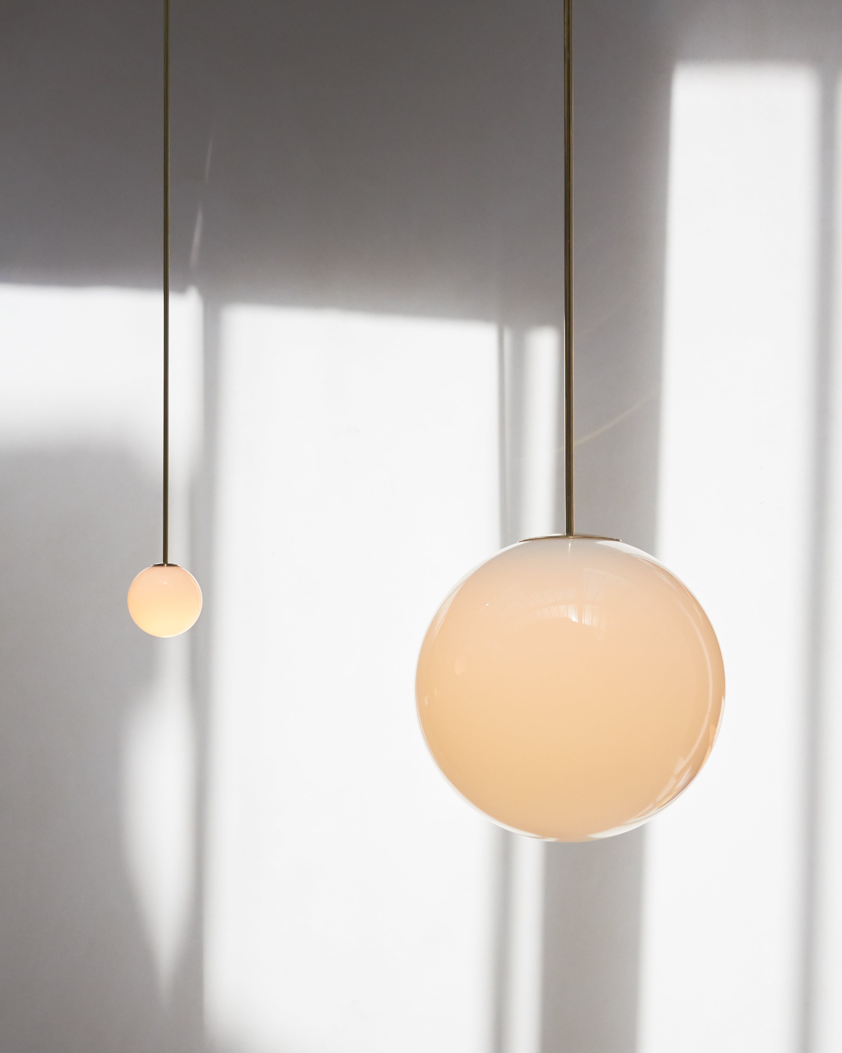 Lámpara colgante minimalista de globo de vidrio y latón 1 luz