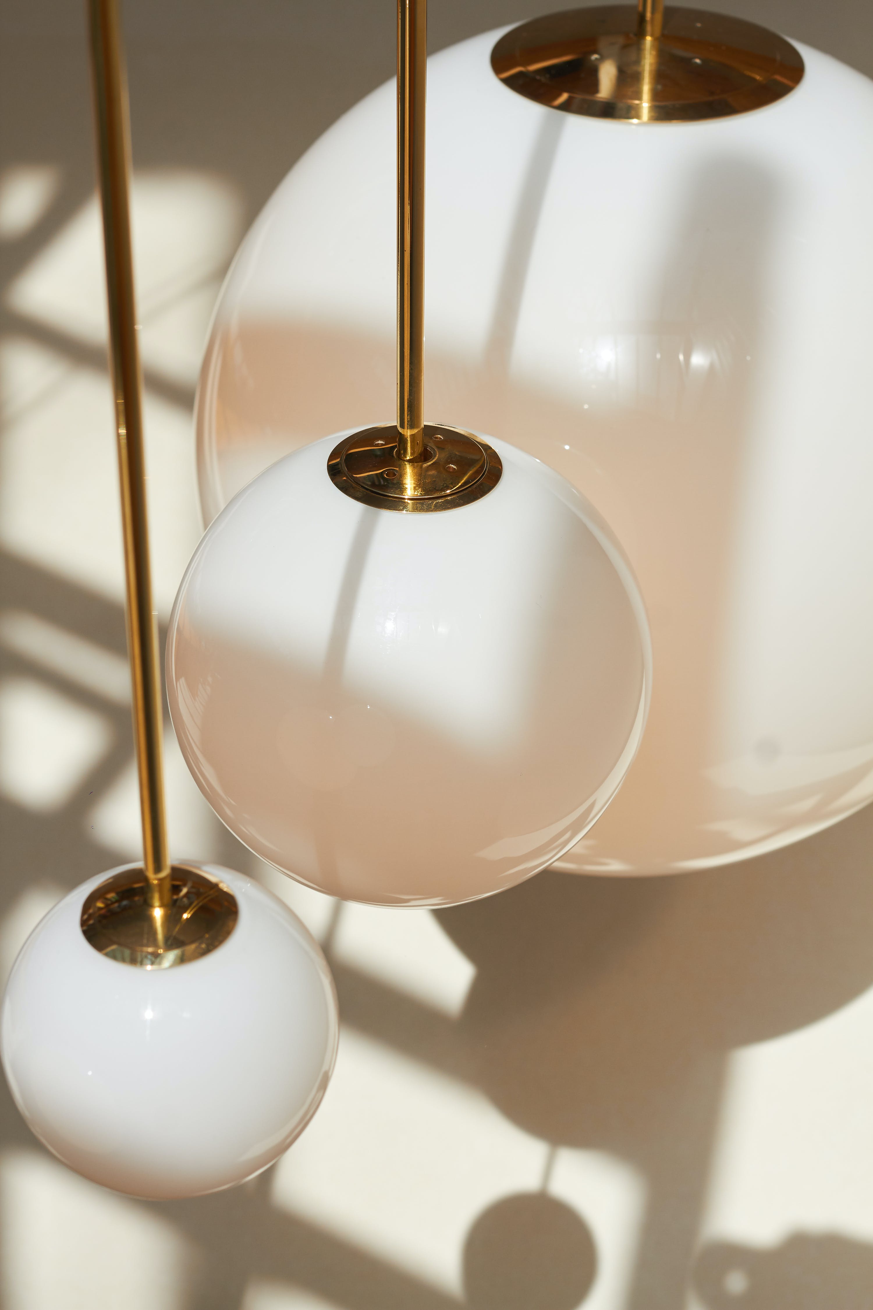 Lámpara colgante minimalista de globo de vidrio y latón 1 luz