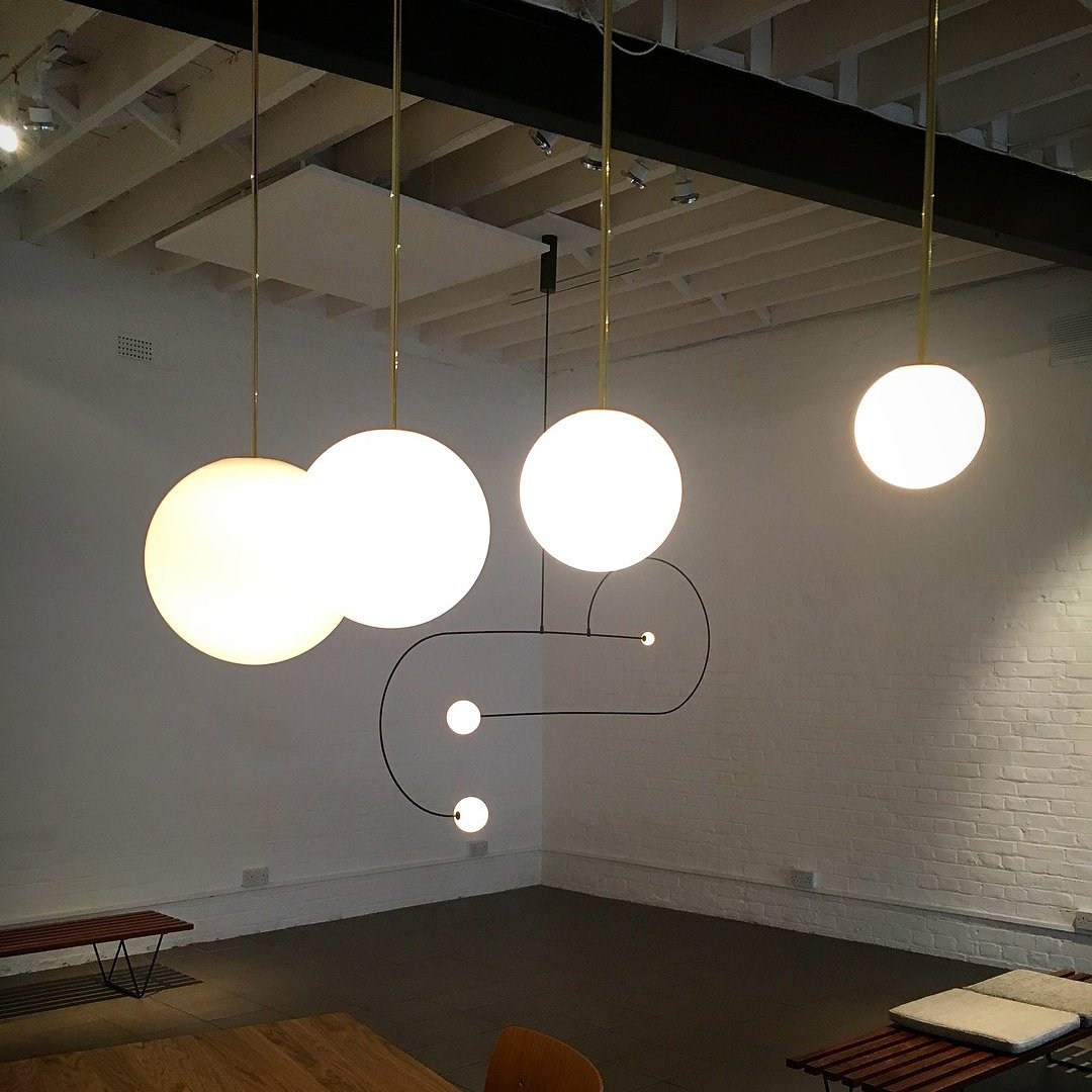 Lámpara colgante minimalista de globo de vidrio y latón 1 luz
