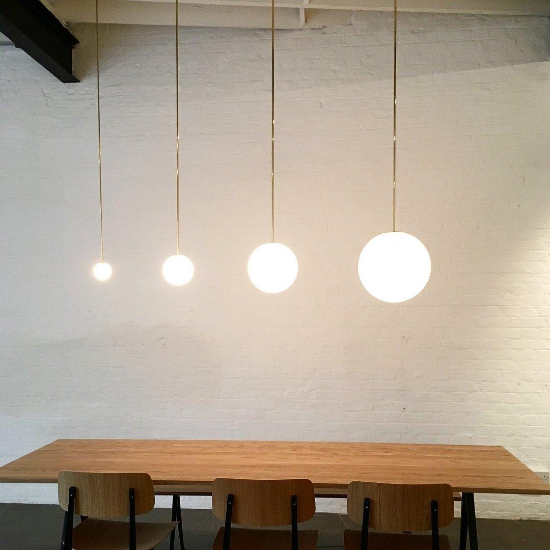 Lámpara colgante minimalista de globo de vidrio y latón 1 luz
