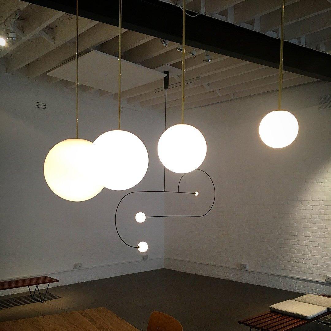 Lámpara colgante minimalista de globo de vidrio y latón 1 luz