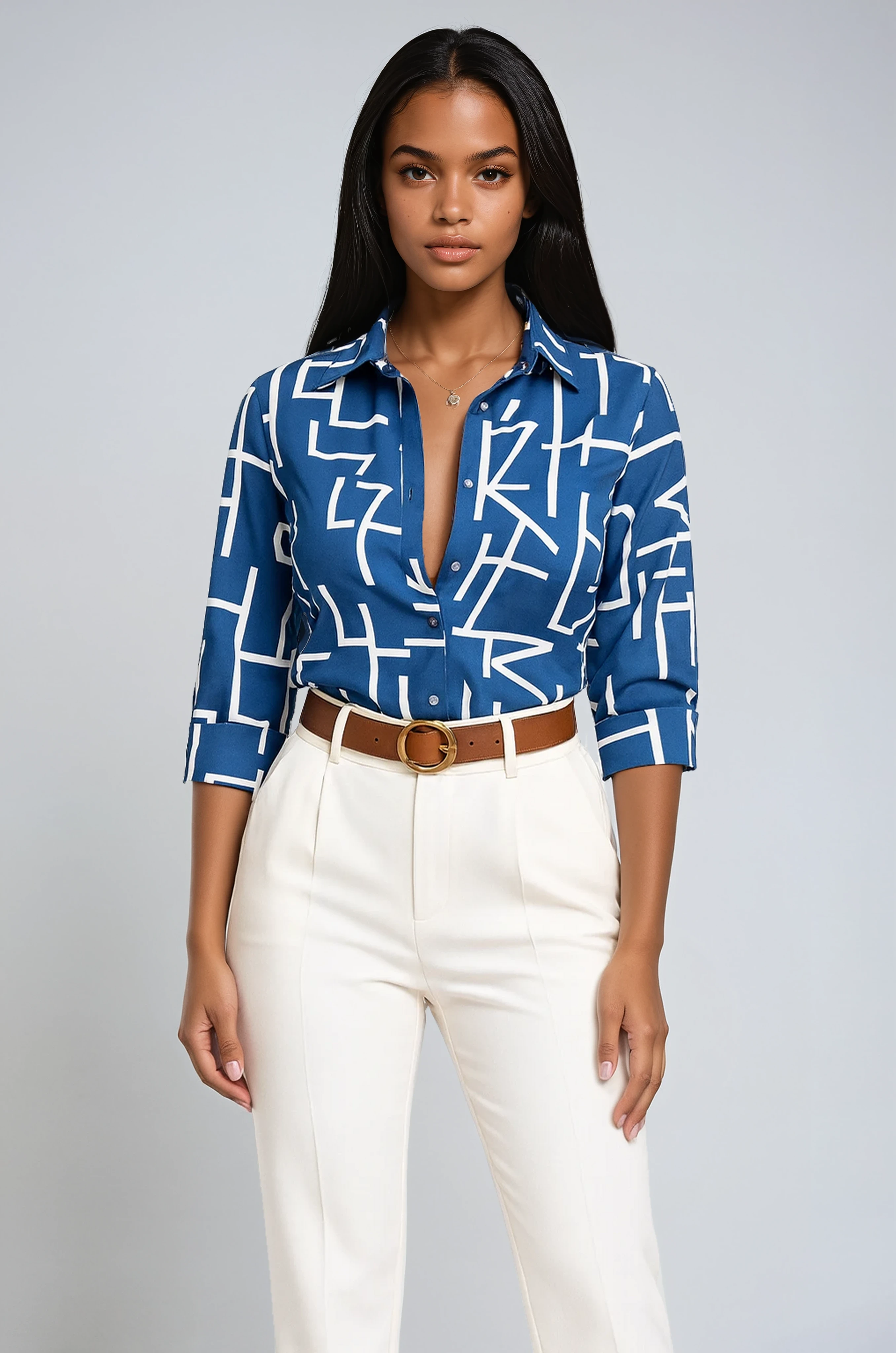 GRAFISK CHIC | BLÅ GEOMETRISK PRINT KNAPBLUSE