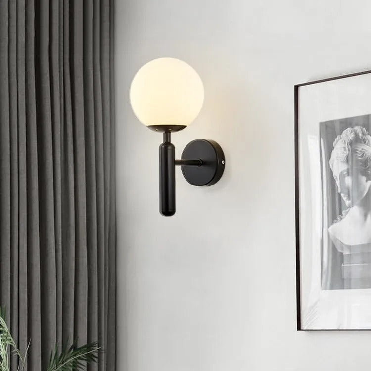 Aplique de pared nórdico de latón con globo de vidrio LED de 1 luz
