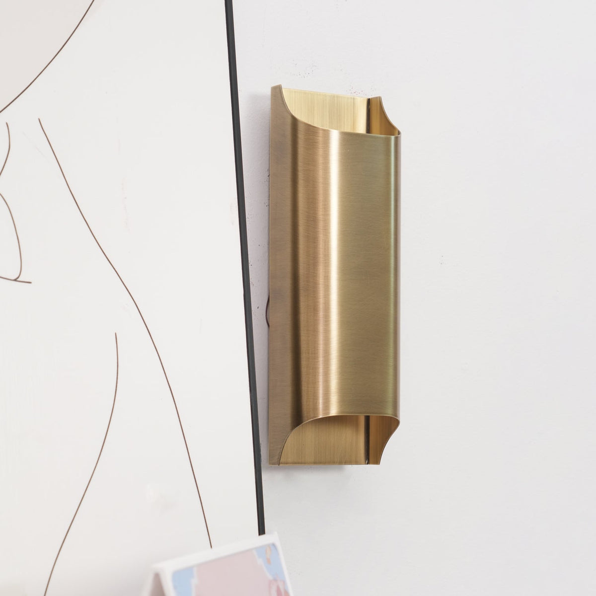 Applique da parete moderna curva in ottone con LED a 1 luce