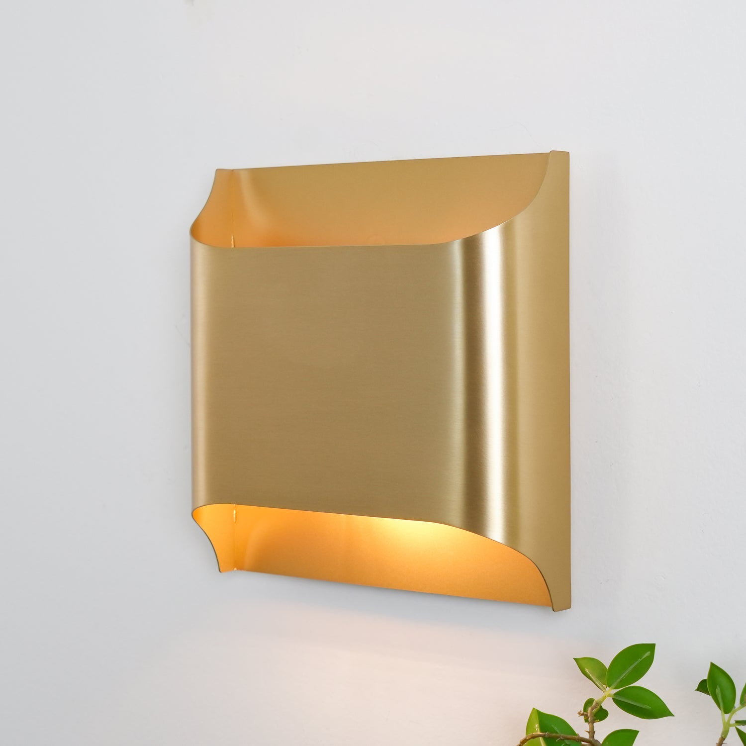 Applique da parete moderna curva in ottone con LED a 1 luce