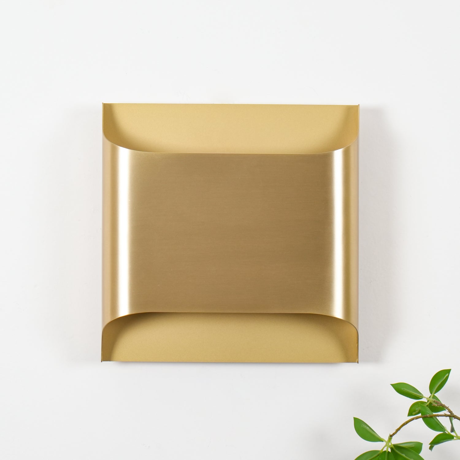Applique da parete moderna curva in ottone con LED a 1 luce