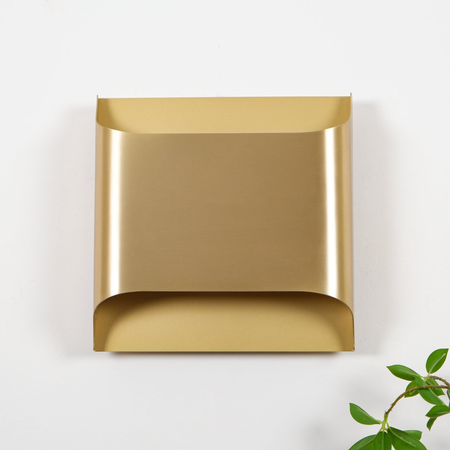 Applique da parete moderna curva in ottone con LED a 1 luce