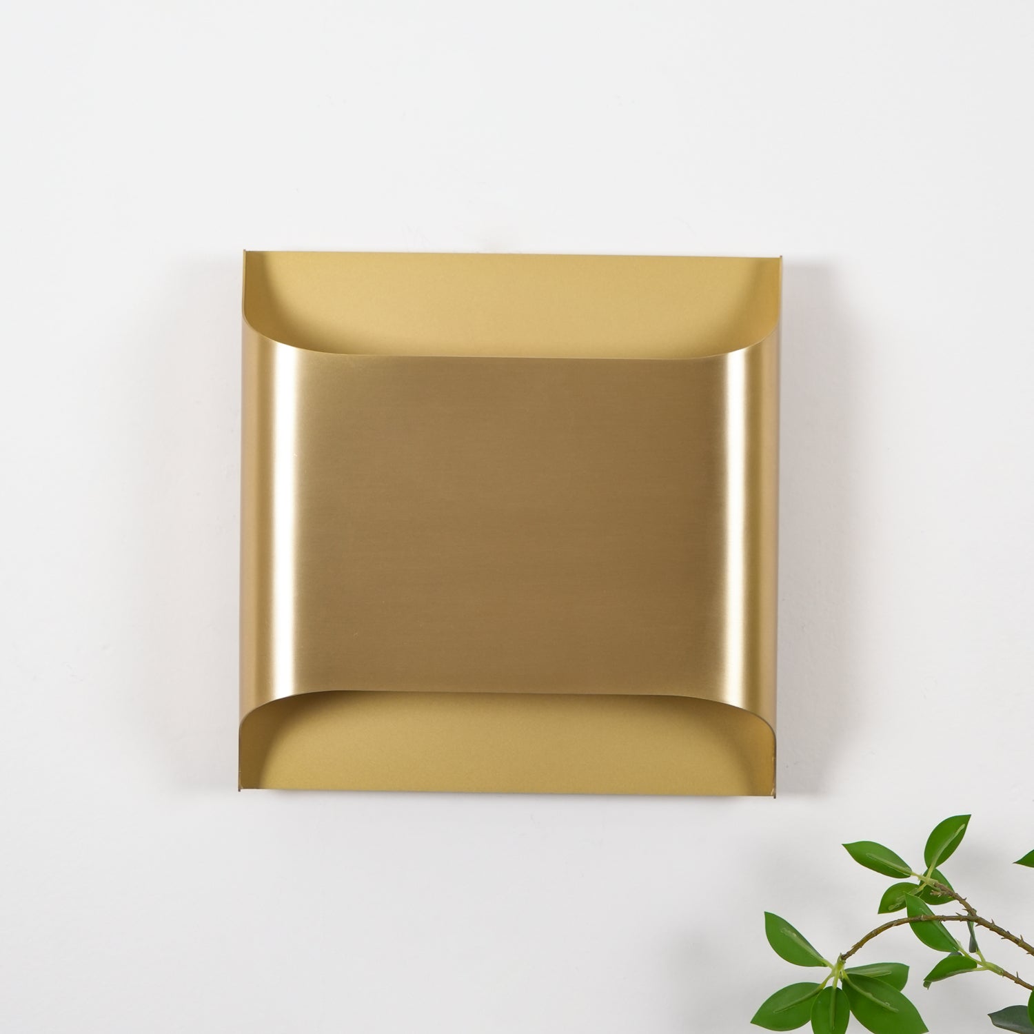 Applique da parete moderna curva in ottone con LED a 1 luce
