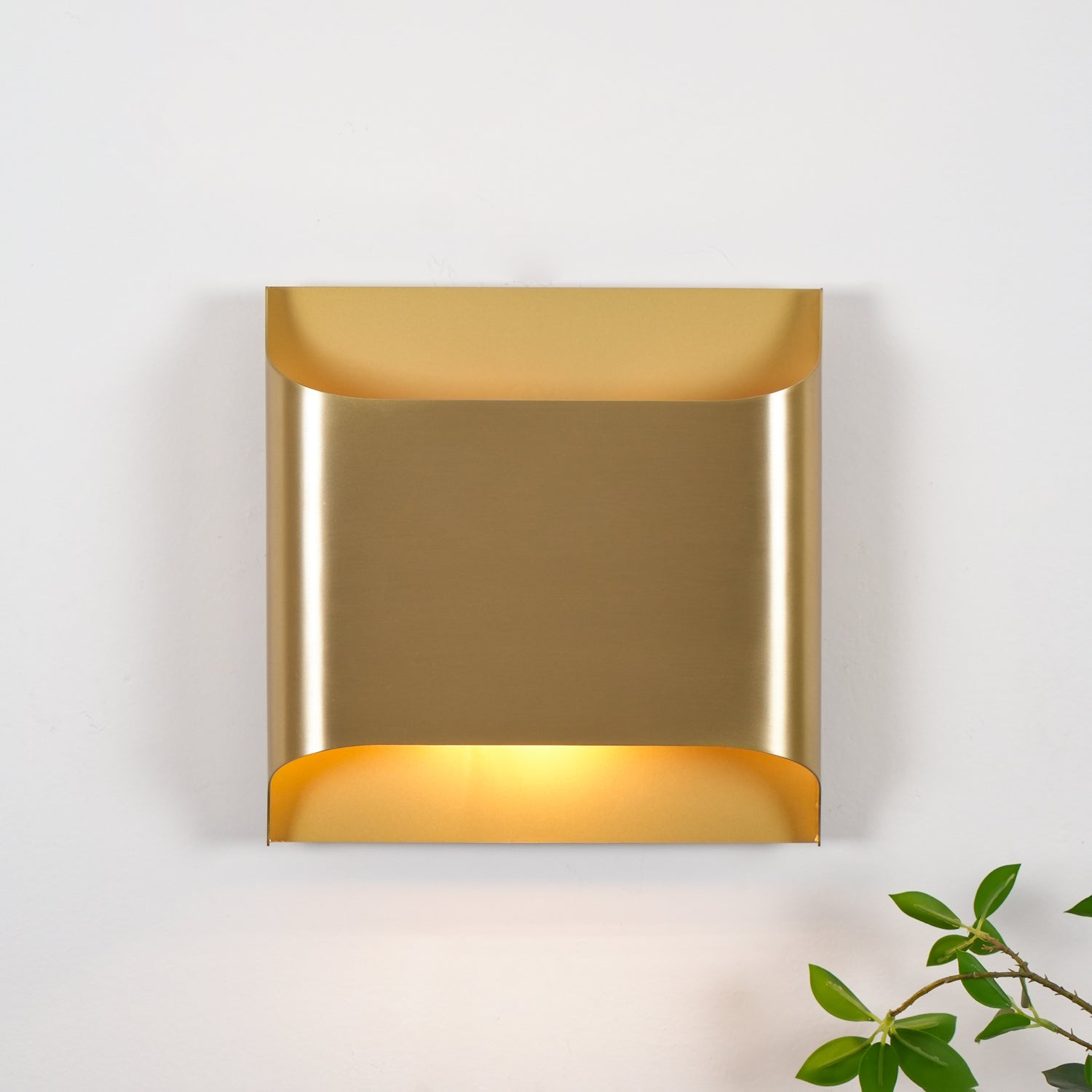 Applique da parete moderna curva in ottone con LED a 1 luce