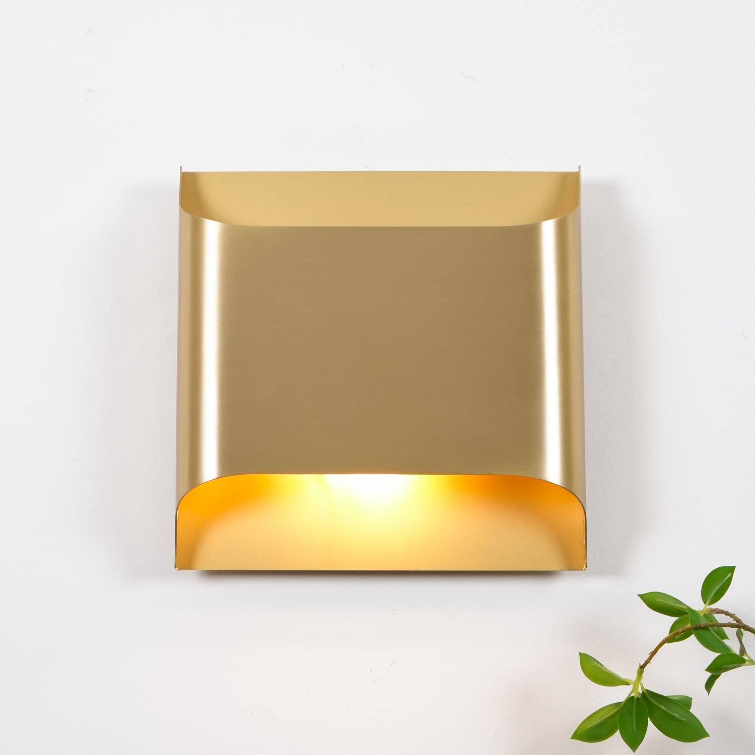 Applique da parete moderna curva in ottone con LED a 1 luce