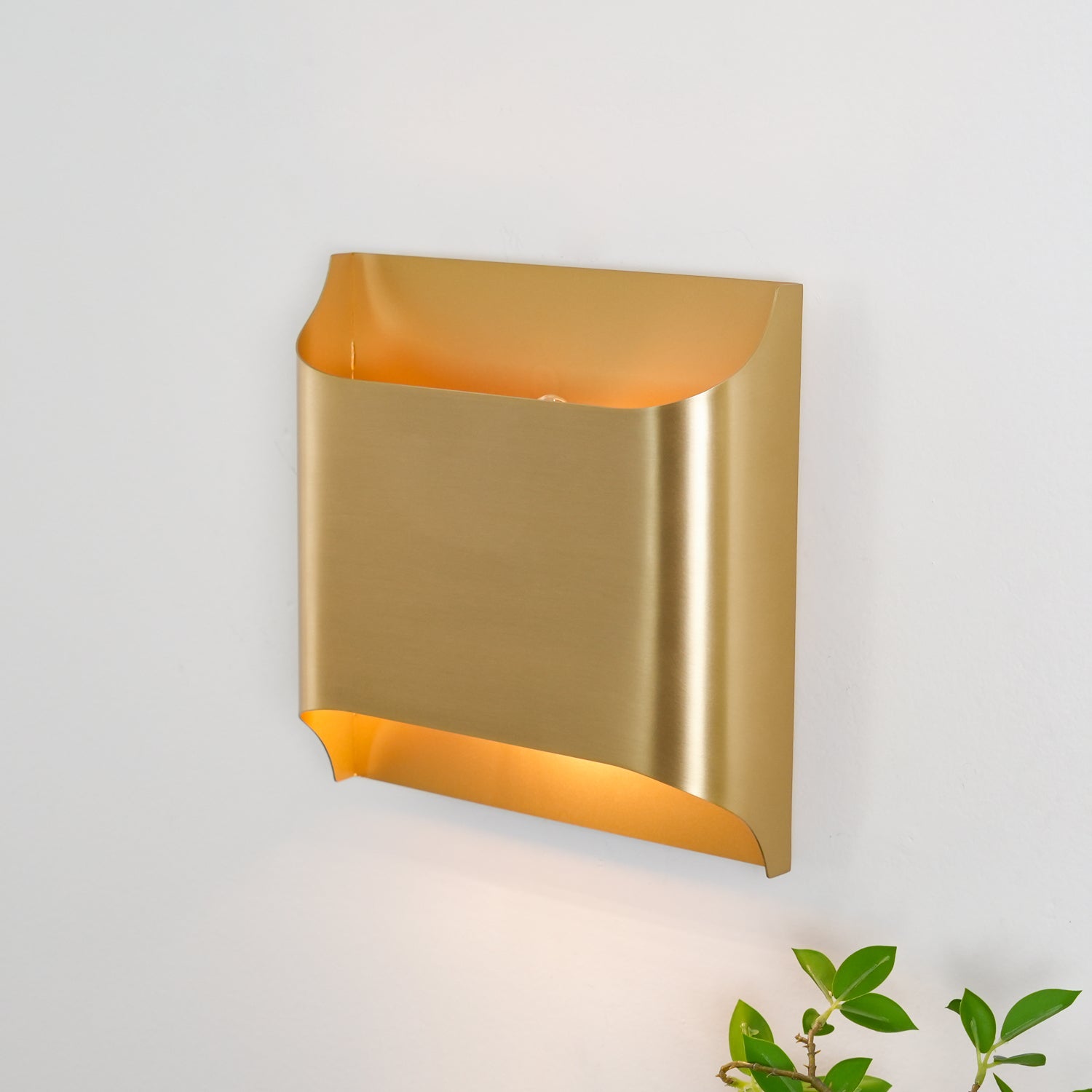 Applique da parete moderna curva in ottone con LED a 1 luce
